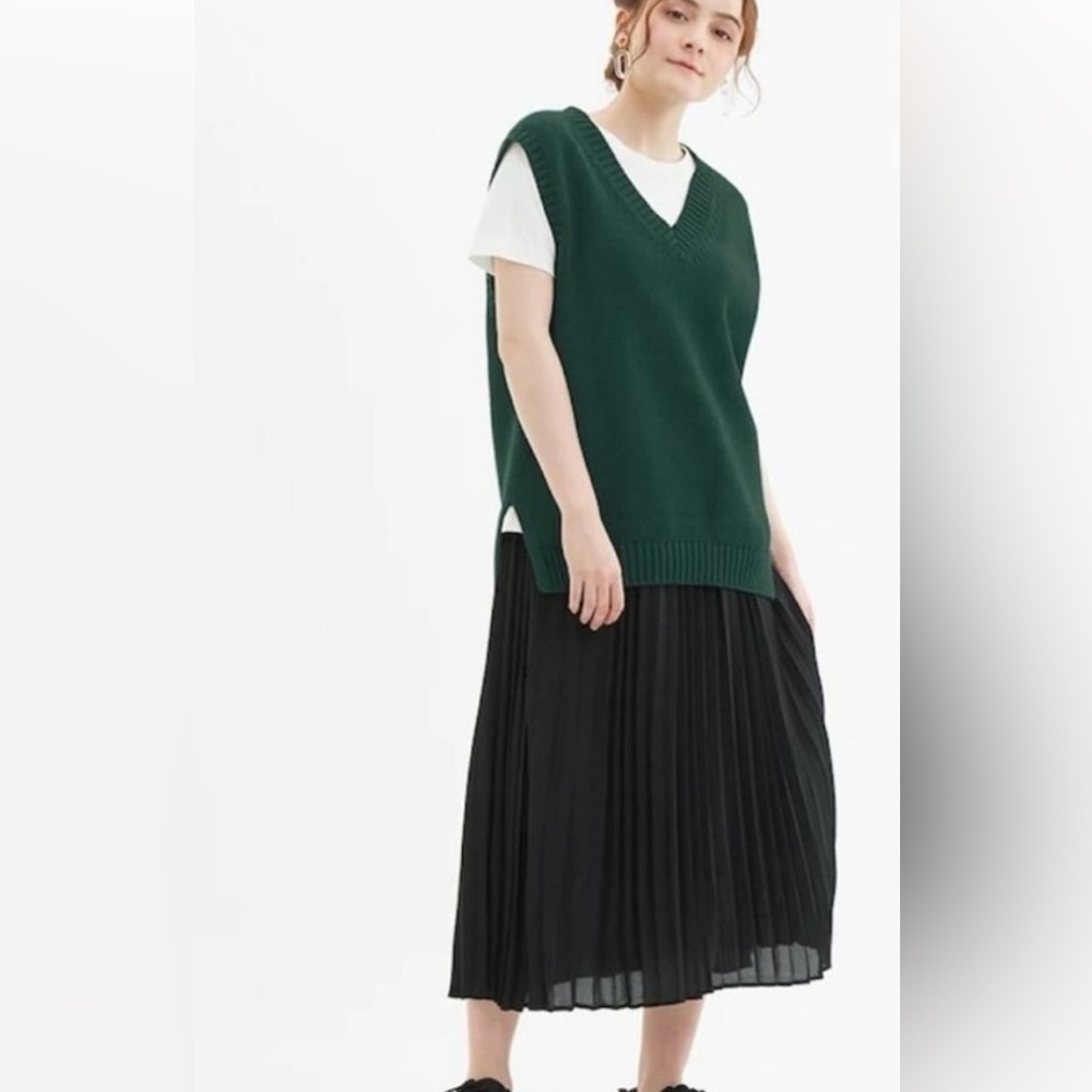 GU Midi pleated skirt waist 13.5-17" length 33". GU sisterbrand of Uniqlo